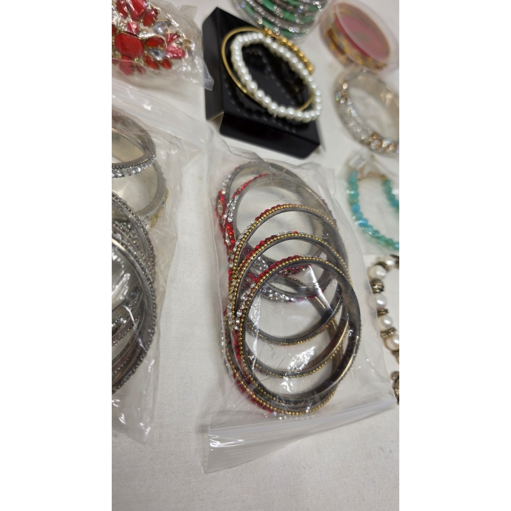 Lot Of Costume Jewelry Bracelets 2lbs 1 Oz - Picture 4 of 9
